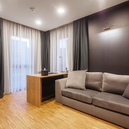 Hotel Platinia كلوج-نابوكا المظهر الخارجي الصورة A living room with a sofa