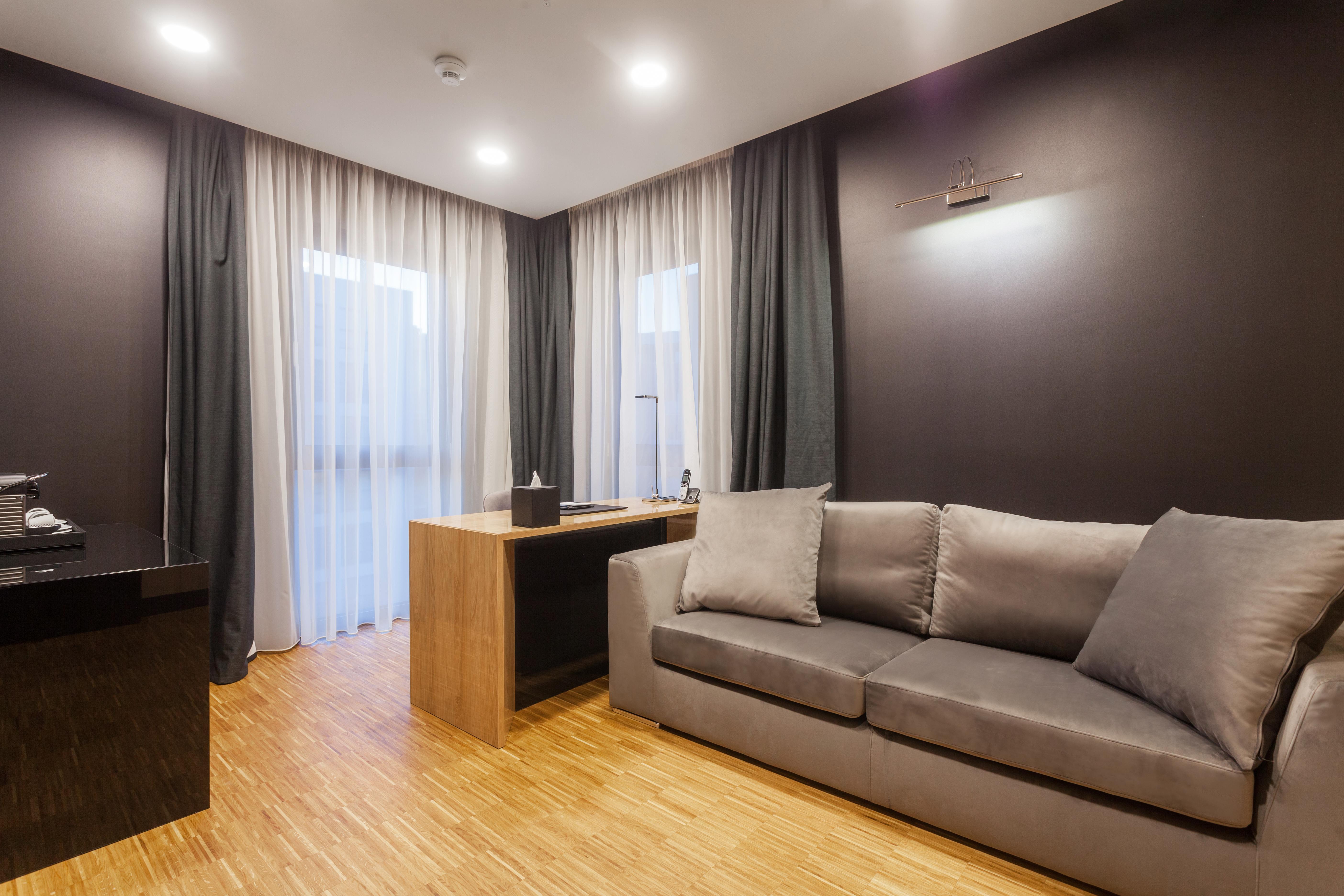 Hotel Platinia كلوج-نابوكا المظهر الخارجي الصورة A living room with a sofa