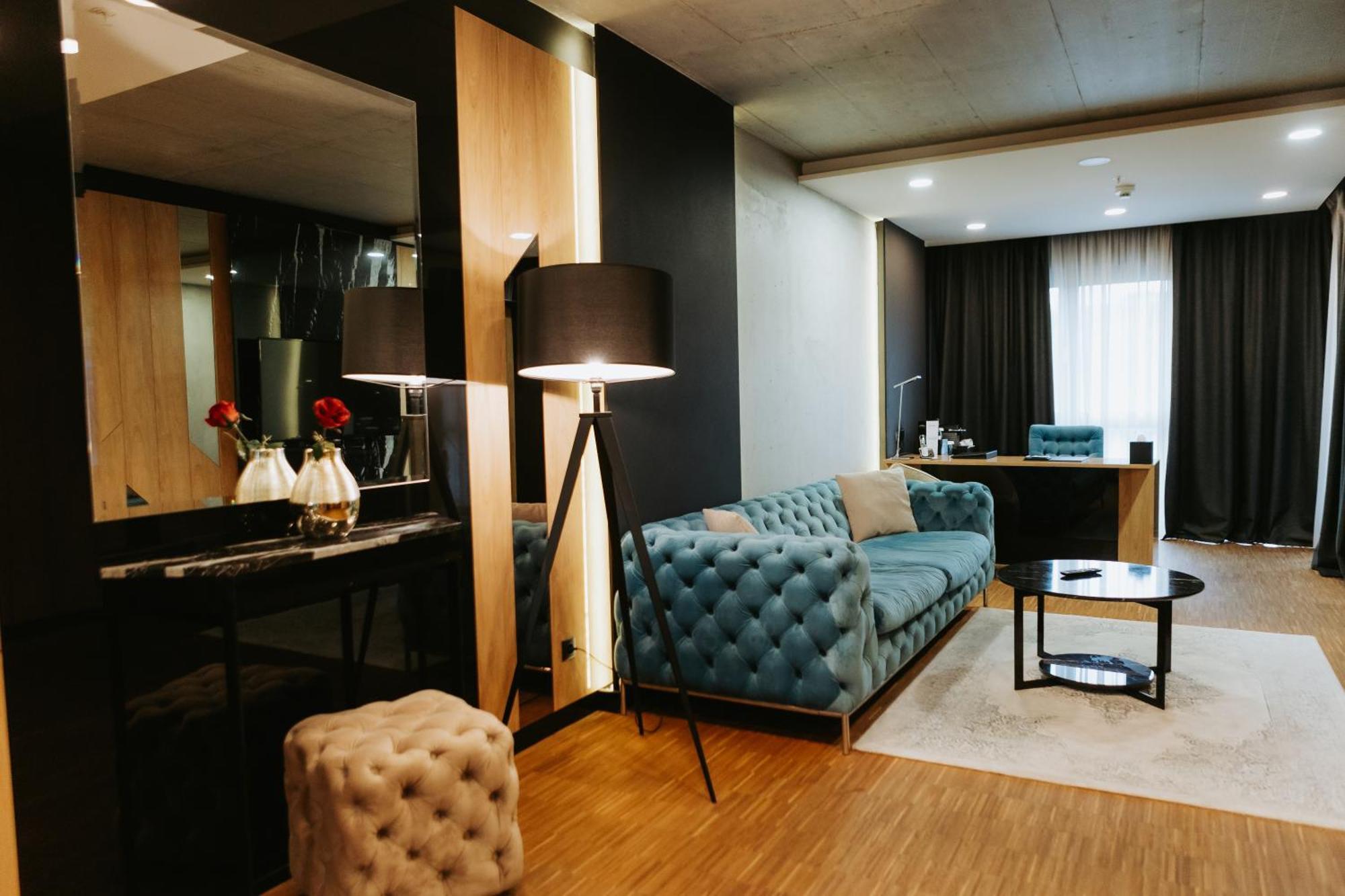 Hotel Platinia كلوج-نابوكا المظهر الخارجي الصورة Office of the Mayor of Tirana