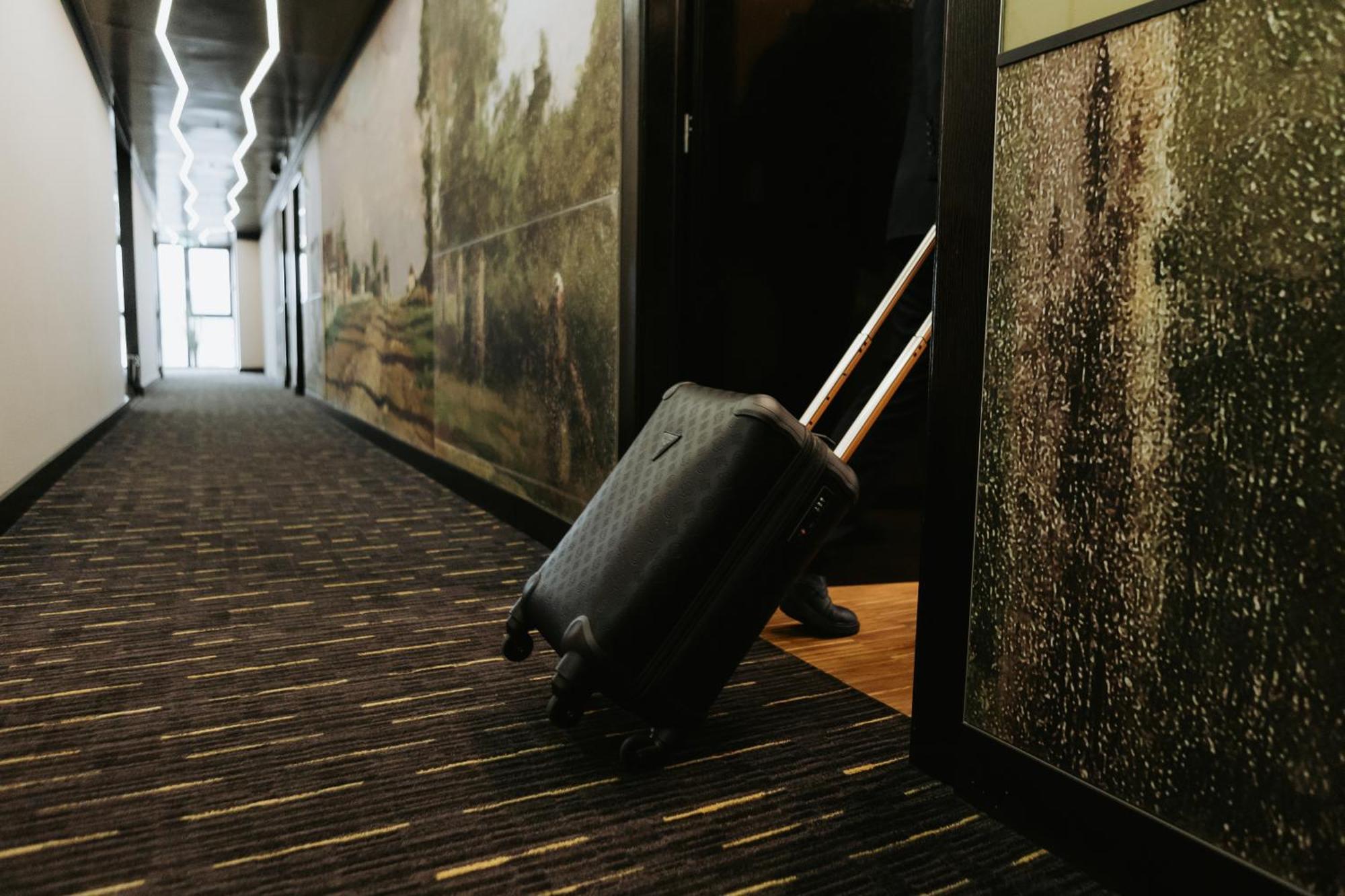 Hotel Platinia كلوج-نابوكا المظهر الخارجي الصورة A suitcase