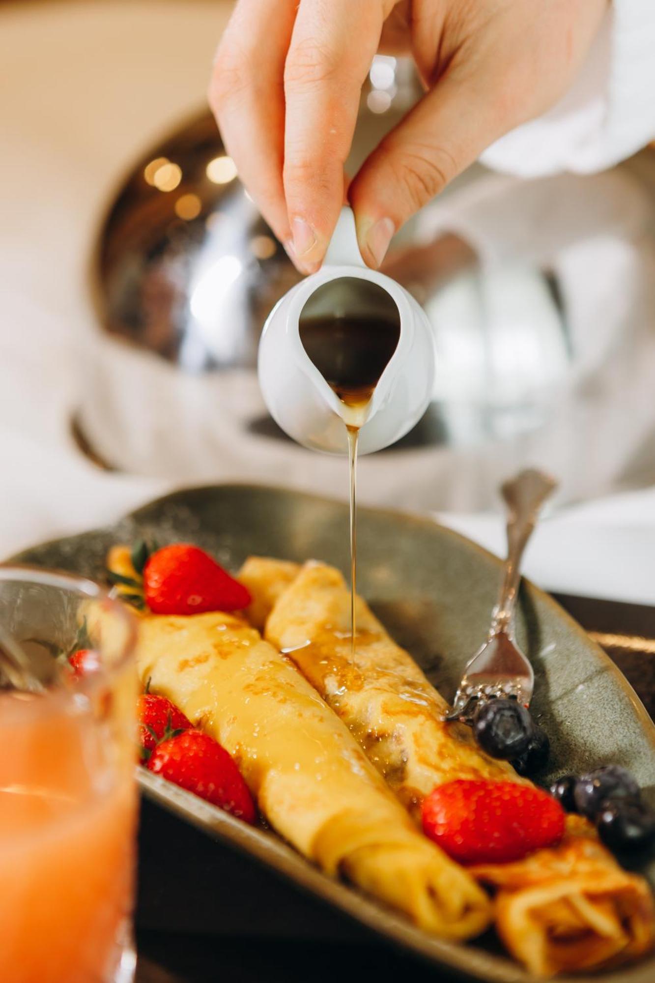 Hotel Platinia كلوج-نابوكا المظهر الخارجي الصورة Maple syrup being poured onto crêpes