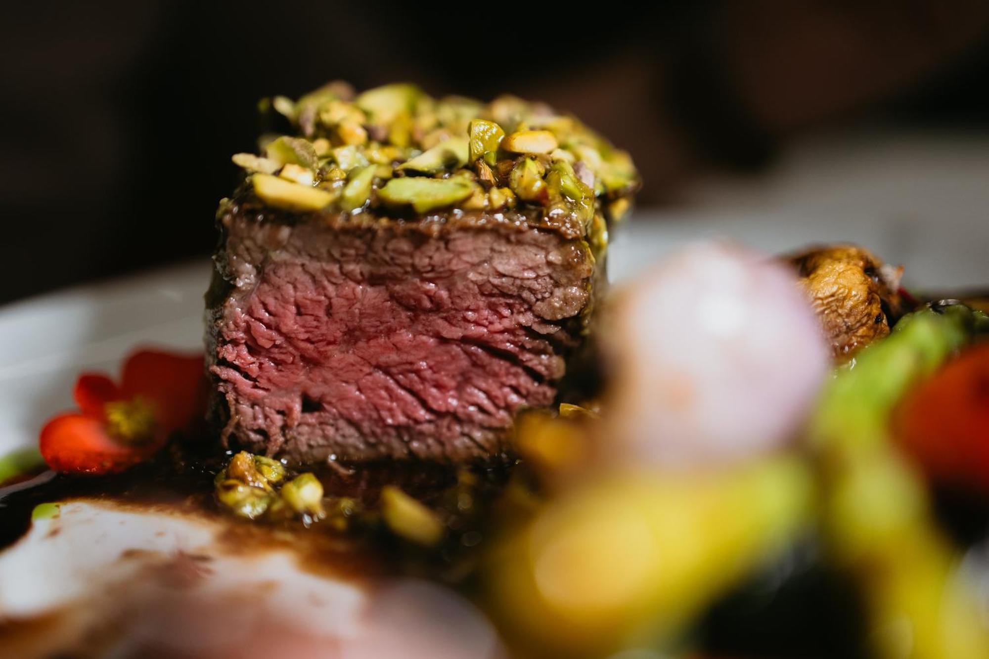 Hotel Platinia كلوج-نابوكا المظهر الخارجي الصورة A pistachio crusted steak