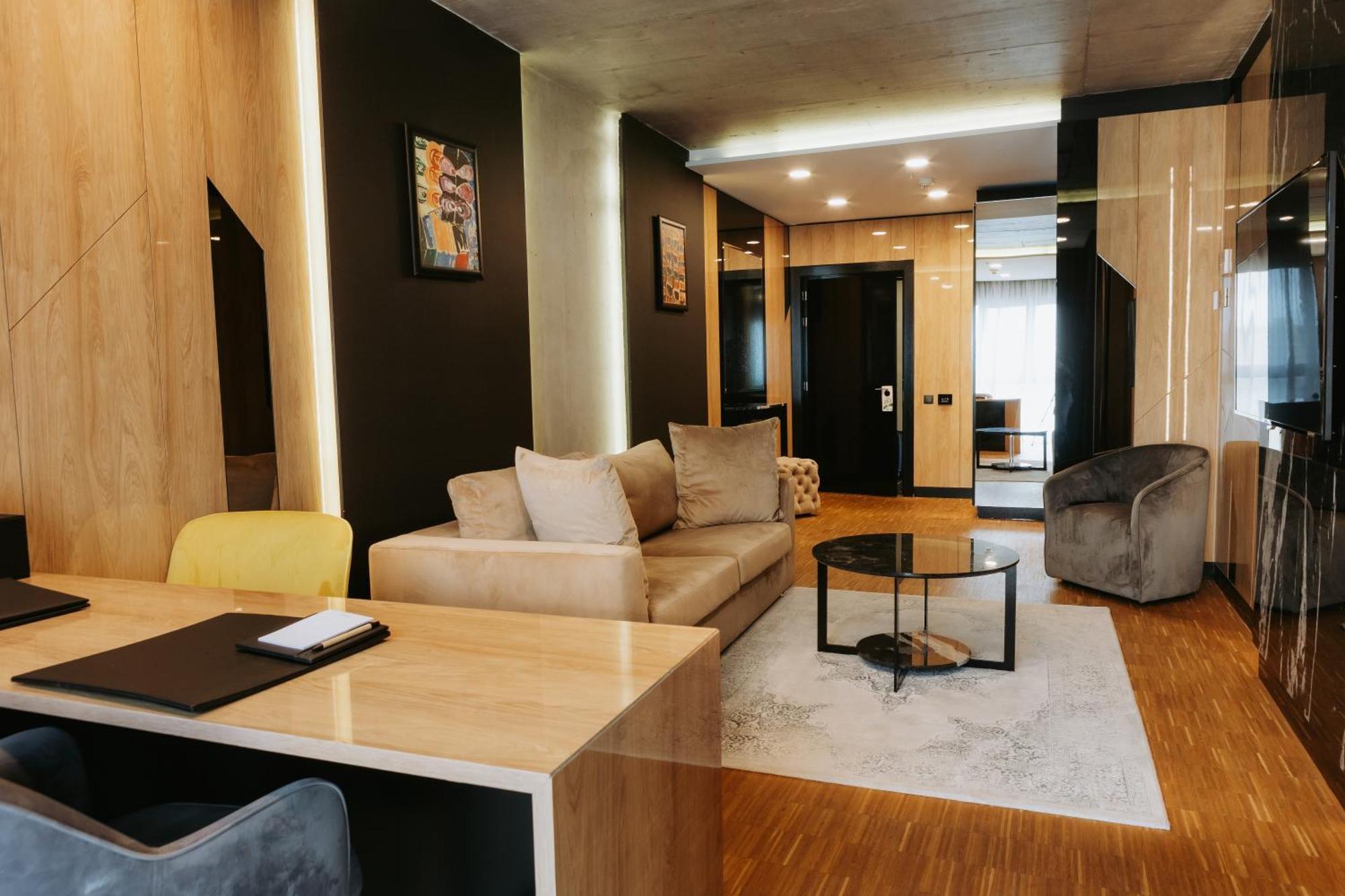 Hotel Platinia كلوج-نابوكا المظهر الخارجي الصورة A typical suite at the hotel