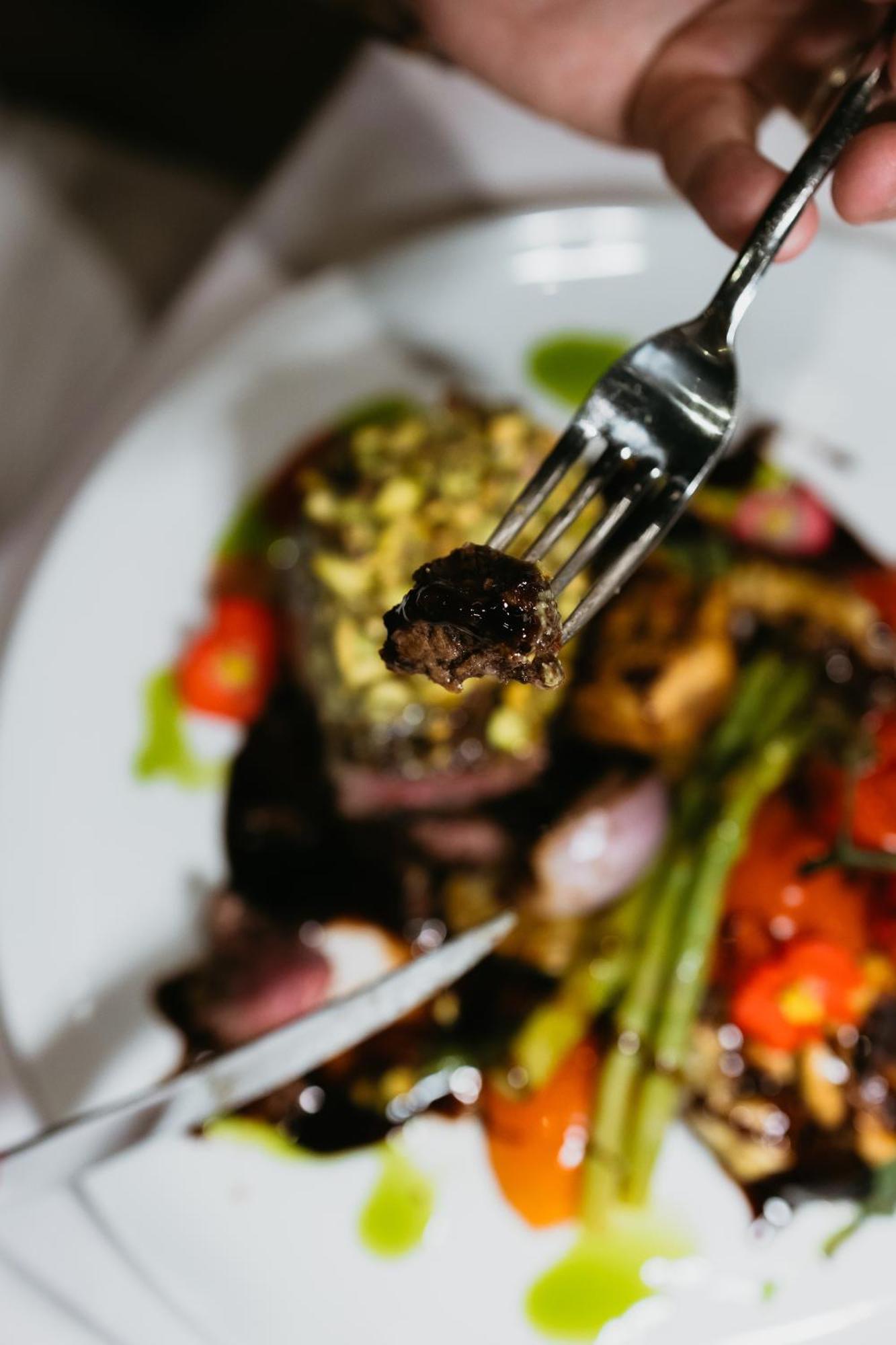 Hotel Platinia كلوج-نابوكا المظهر الخارجي الصورة A piece of falafel on a fork