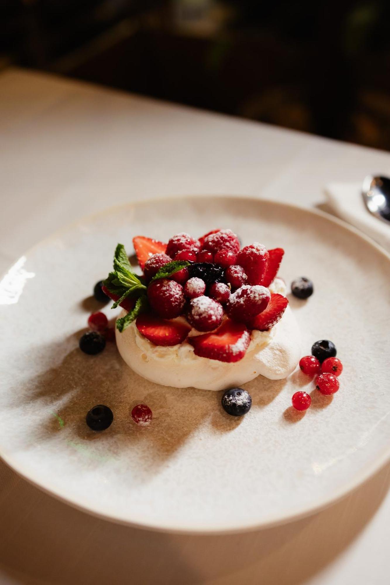 Hotel Platinia كلوج-نابوكا المظهر الخارجي الصورة Pavlova with mixed berries