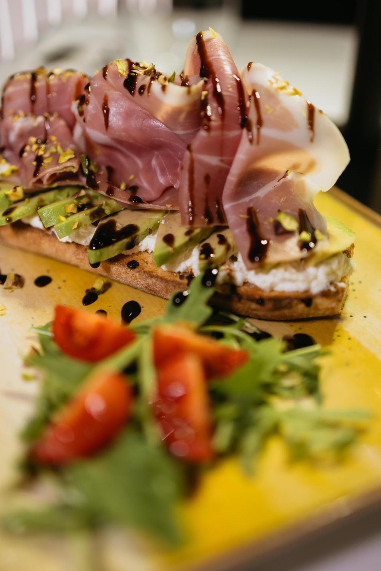Hotel Platinia كلوج-نابوكا المظهر الخارجي الصورة Balsamic vinegar is used in this salad