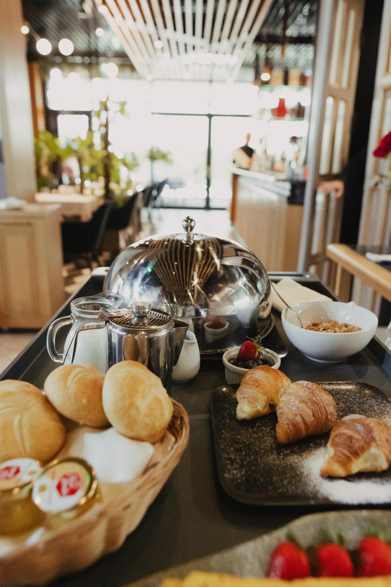 Hotel Platinia كلوج-نابوكا المظهر الخارجي الصورة A stainless steel tea pot