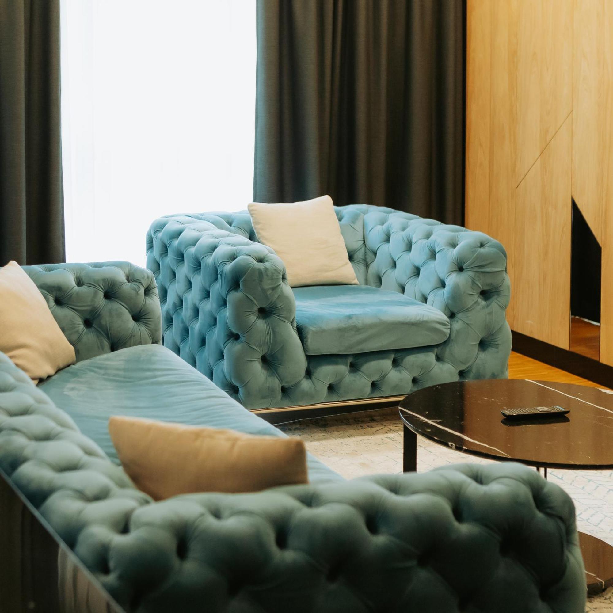 Hotel Platinia كلوج-نابوكا المظهر الخارجي الصورة A blue velvet Chesterfield sofa
