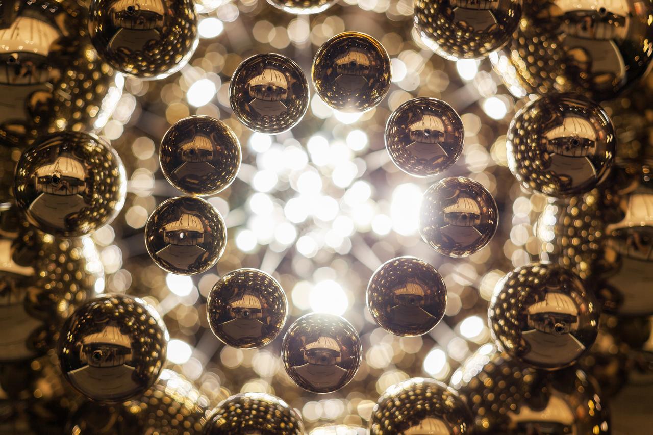 Hotel Platinia كلوج-نابوكا المظهر الخارجي الصورة A close-up of a mirror ball