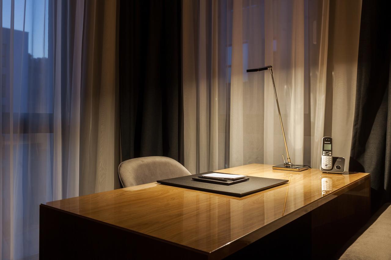 Hotel Platinia كلوج-نابوكا المظهر الخارجي الصورة A desk in a hotel room