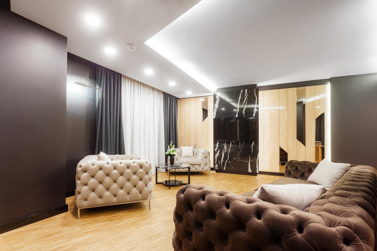 Hotel Platinia كلوج-نابوكا المظهر الخارجي الصورة A living room with a suspended ceiling